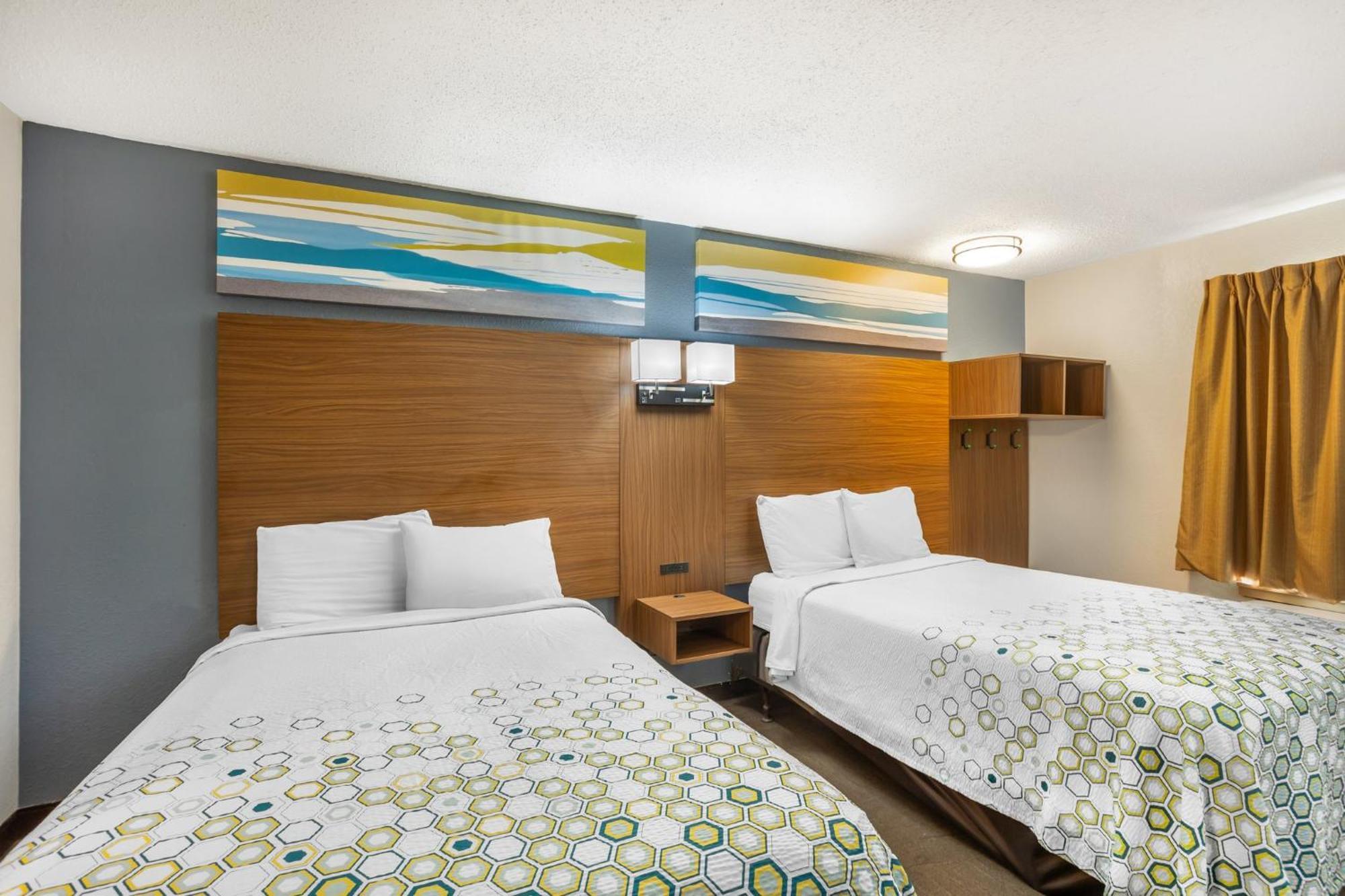 Hometowne By Red Roof Lancaster Inn 2*