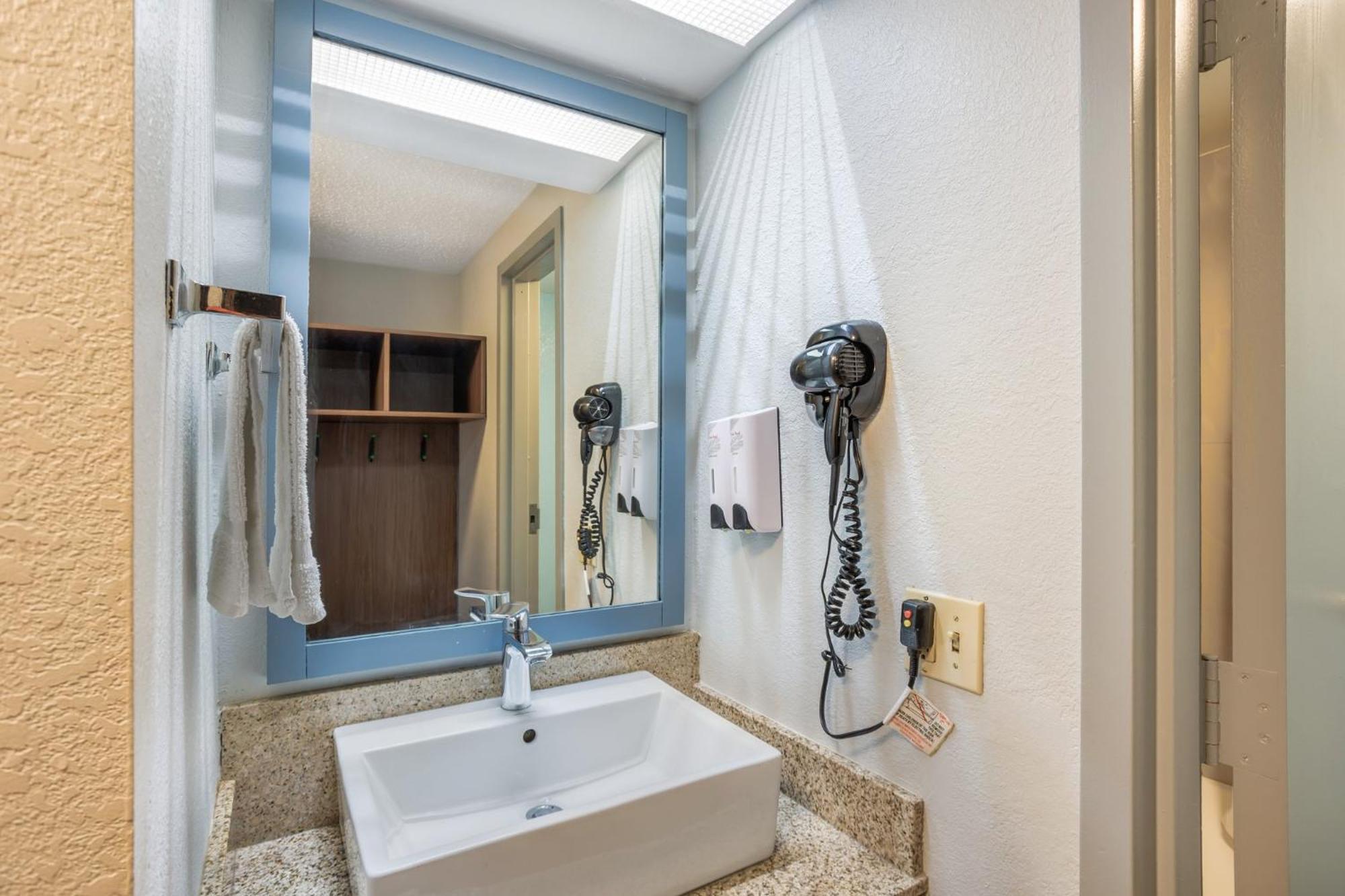 Hometowne By Red Roof Lancaster Inn 2*